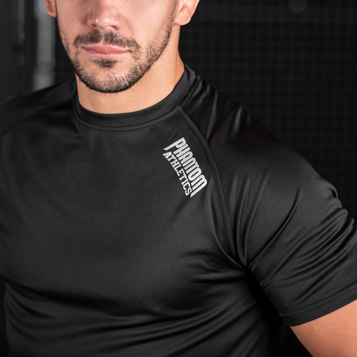 Das Phantom Kampfsport Tactic Trainingsshirt in der Detailansicht mit dem hochwertigen Silber Druck