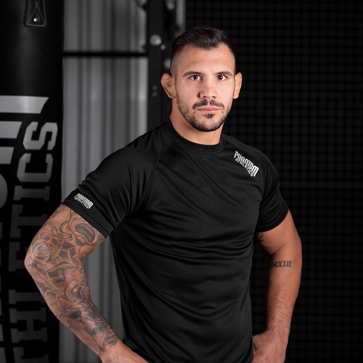 UFC Star Aleks Rakic mit dem Phantom Tactic Trainingsshirt im Gym vor seinem Training