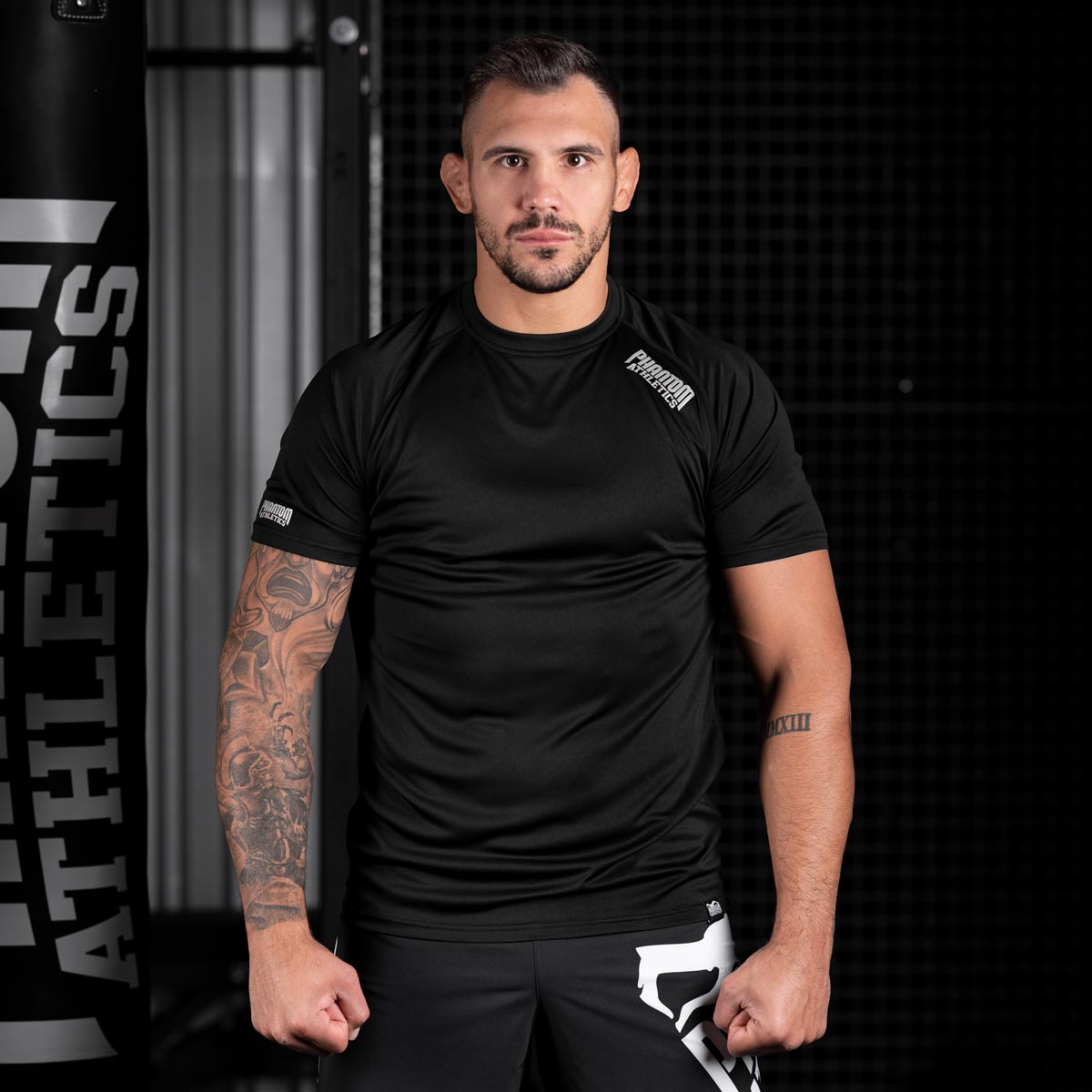 UFC Fighter Aleks Rakic beim Training im Gym mit dem Phantom Tactic Trainingsshirt