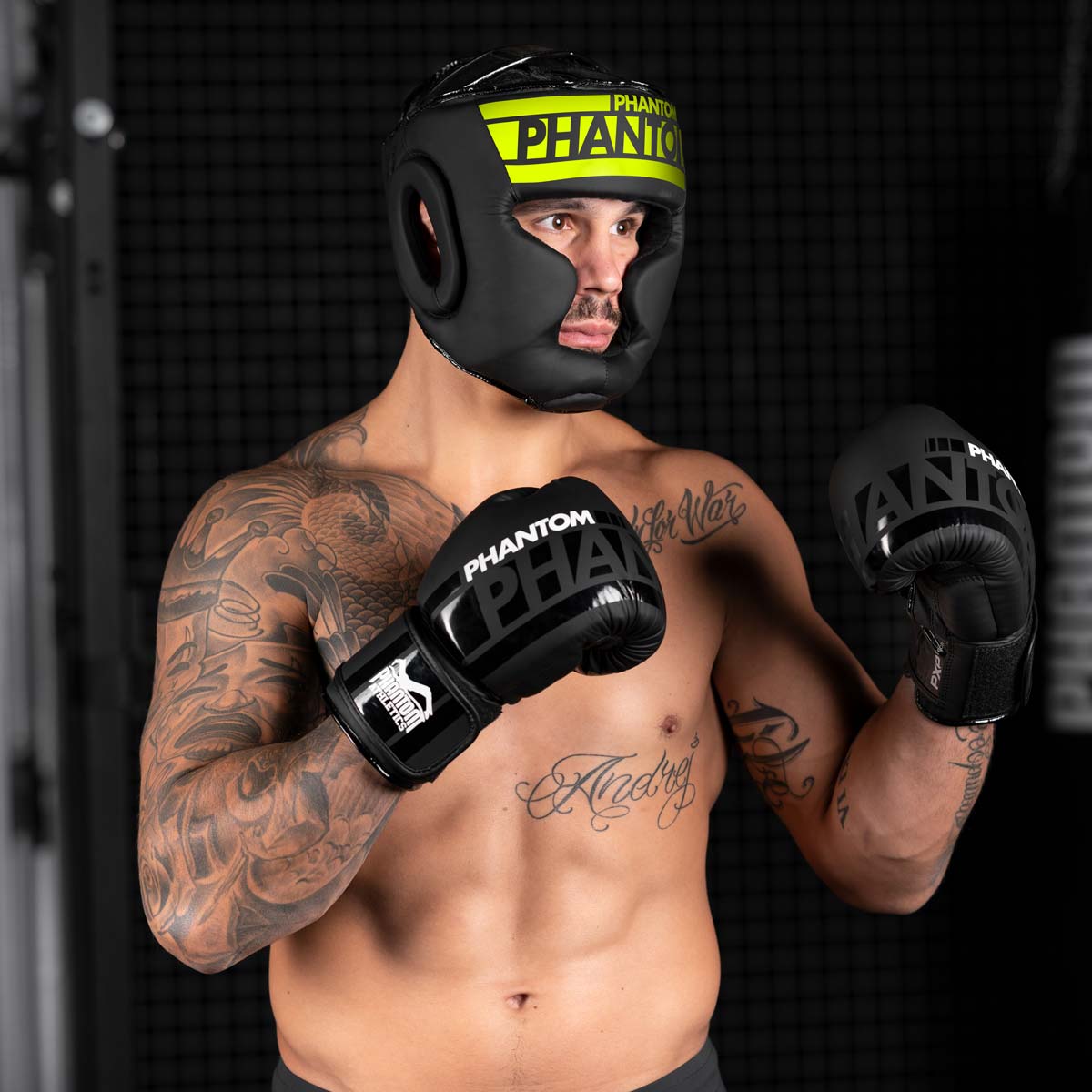 UFC Fighter Aleks Rakic im Sparring mit dem Phantom Apex Full Face Kopfschutz in Neon