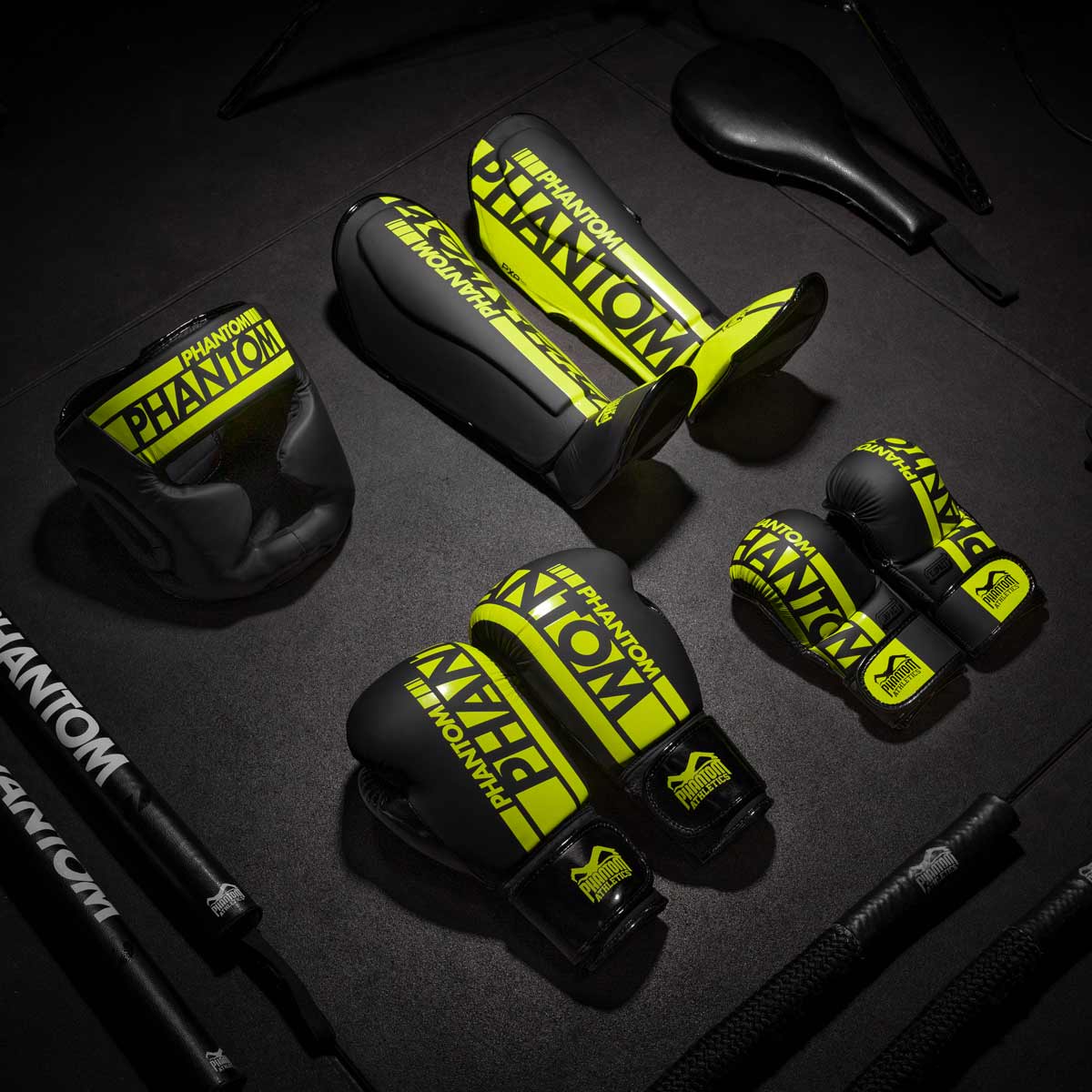 Das komplette Apex Neon Fight Equipment von Phantom für deinen Kampfsport.