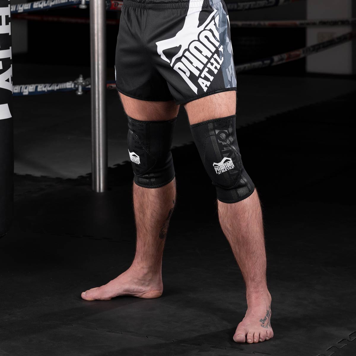 Die Phantom MMA Apex Knieschützer im Gym beim Kampfsporttraining