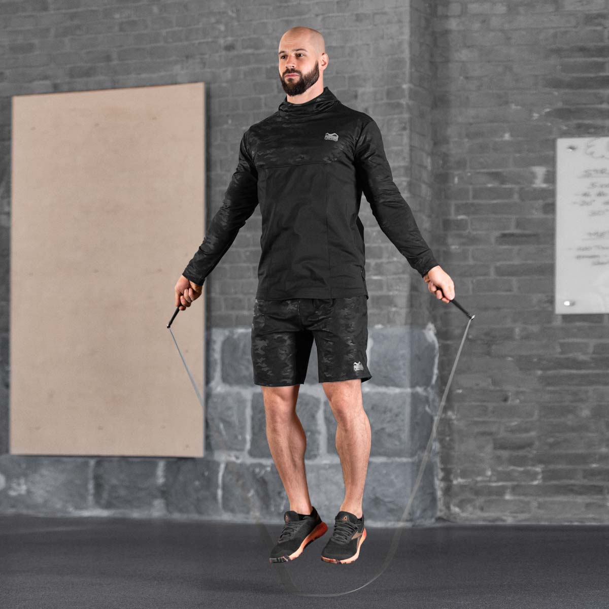 Crossfit Athlet Chris Körner beim Seilspringen  mit dem Phantom Performance Sprungseil.