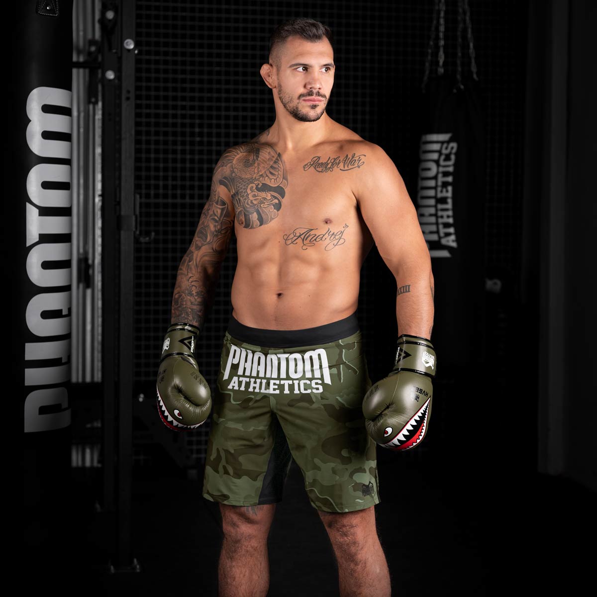 UFC Star Aleks Rakic beim Training im Gym mit den Phantom Fight Squad Boxhandschuhen in Army grün.