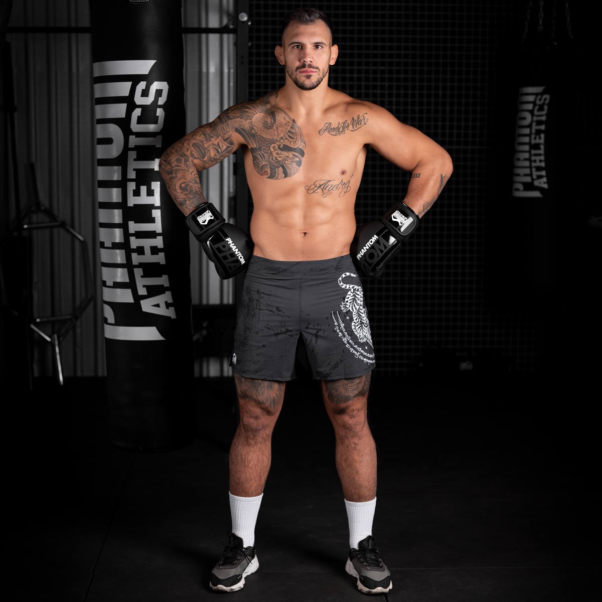 UFC Fighter Aleks Rakix im Gym mit der Phantom Flex Fightshorts und den Phantom Apex Boxhandschuhen sowie dem Phantom High Performance Boxsack