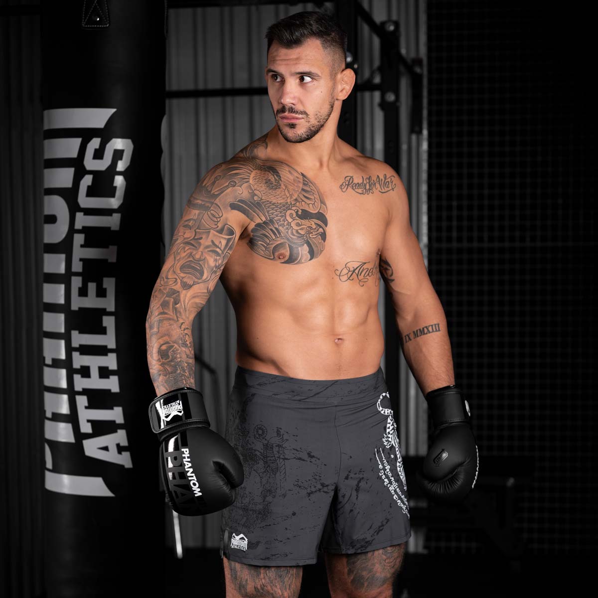 UFC Star Aleks Rakic mit den Phantom Apex Boxhandschuhen im Gym beim Kampfsporttraining