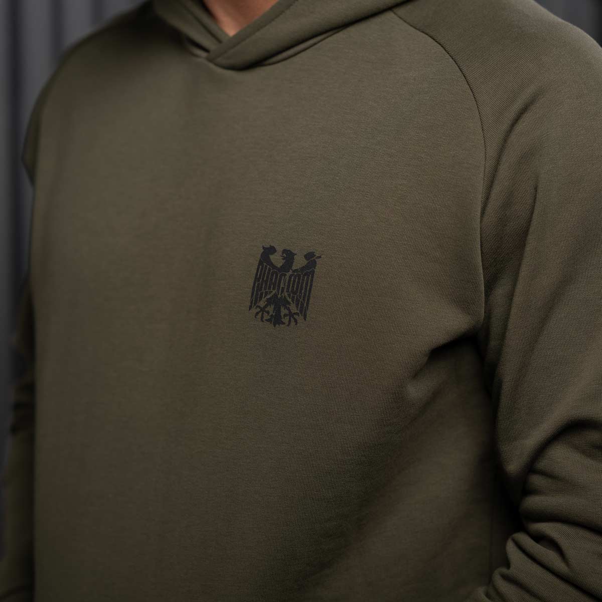 Der Phantom MMA Team Germany Hoodie für Kampfsportler verfügt über einen kleinen Adler Print auf der Brust.