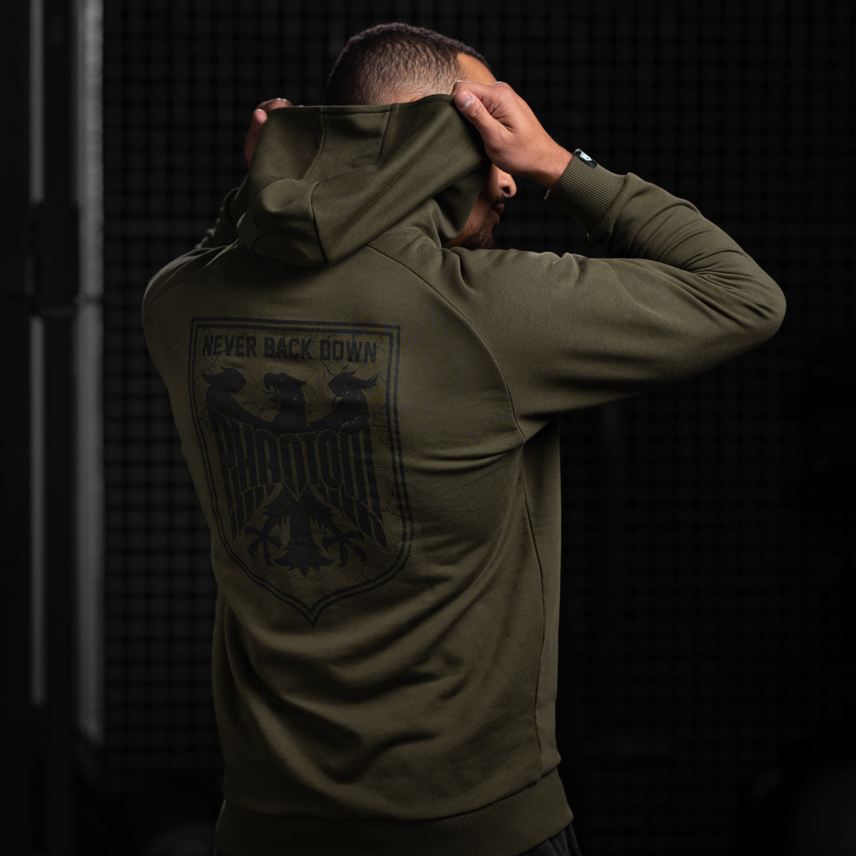 MMA Fighter mit dem Phantom Team Germany Hoodie in Army Grün und großem Rückenprint.