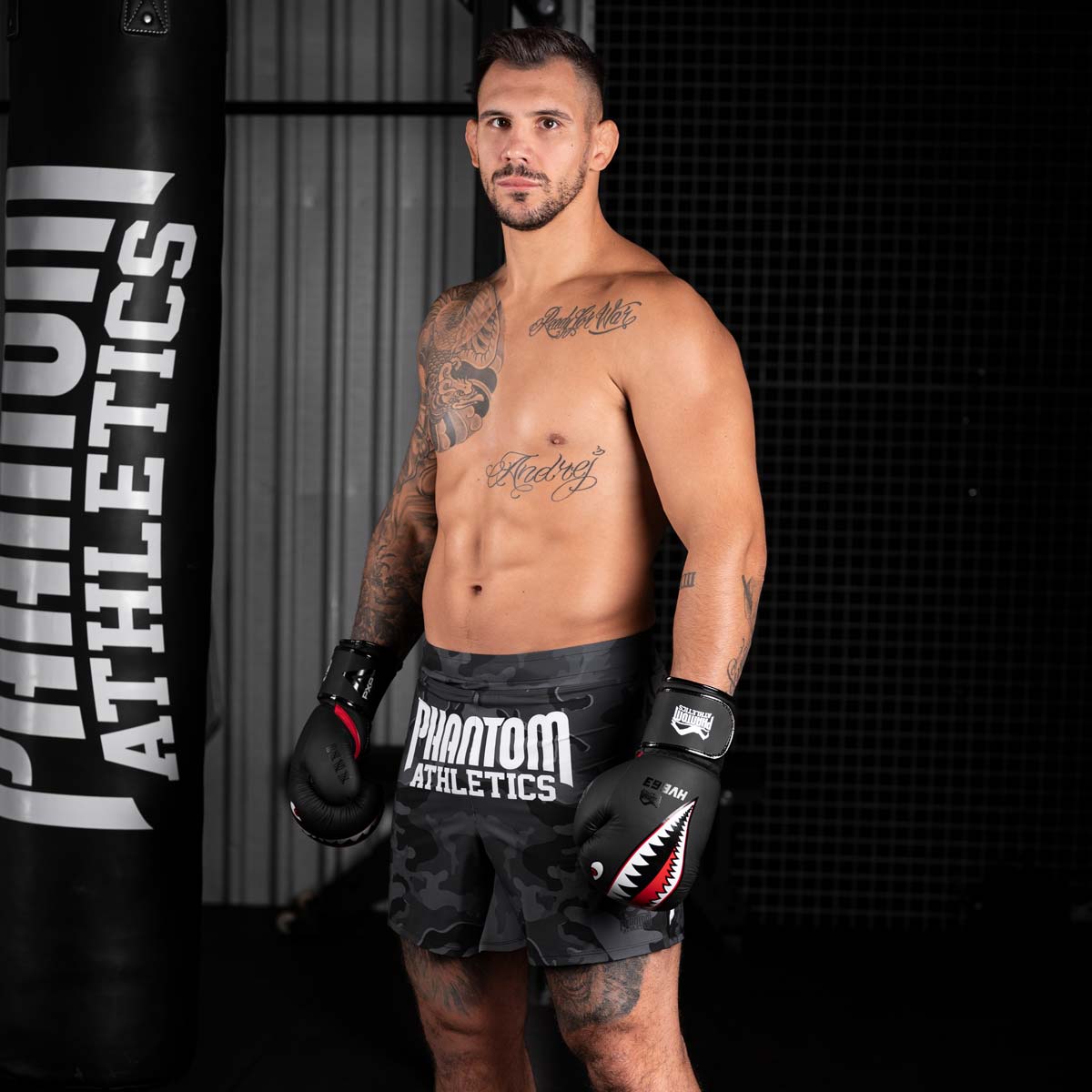 UFC Star Aleks Rakic beim Training im Gym mit den Phantom Fight Squad Boxhandschuhen in Schwarz.