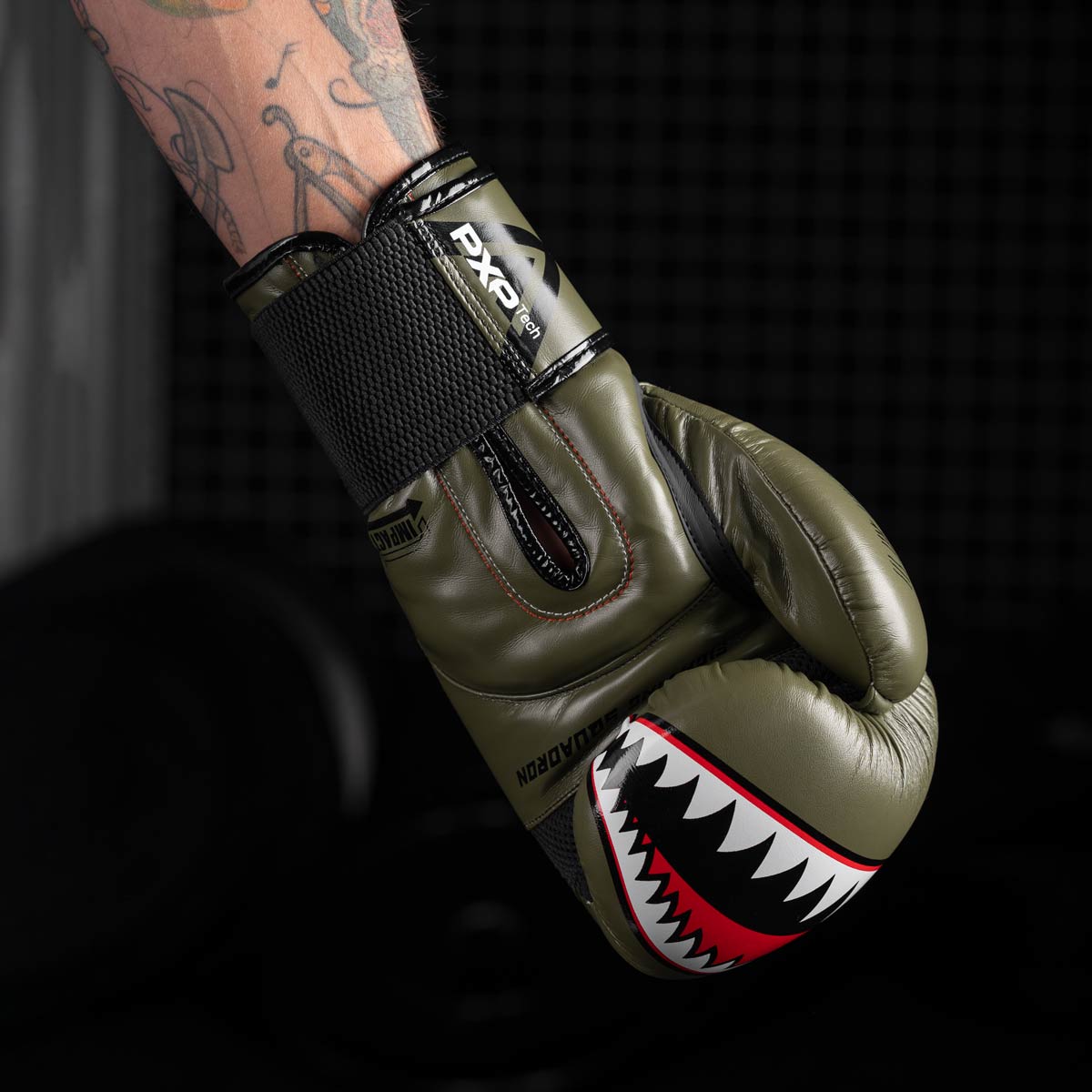 Die Phantom Fight Squad Boxhandschuhe für MMA verfügen über einen auffälligen Print im Haifisch Look.