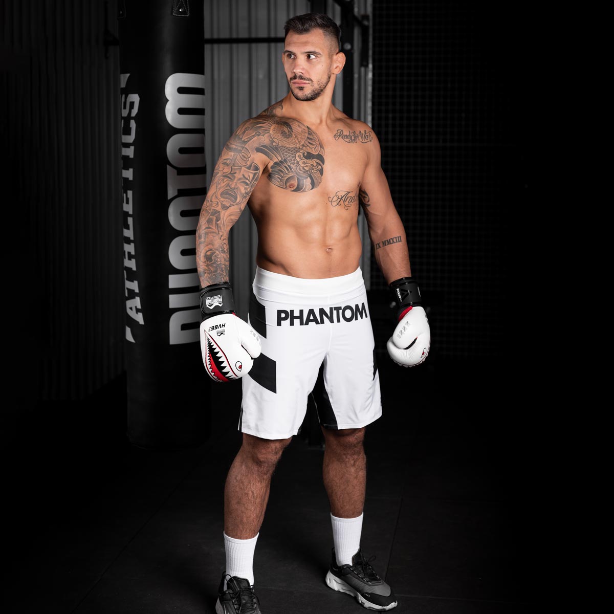 UFC Star Aleks Rakic beim Training im Gym mit den Phantom Fight Squad Boxhandschuhen in weiss.