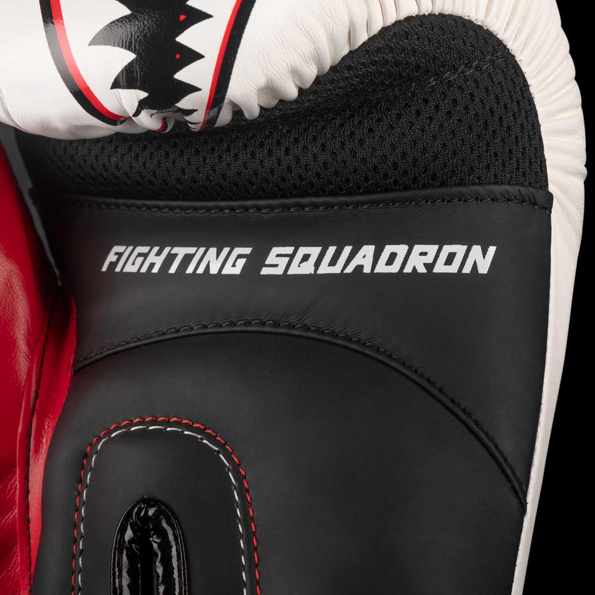 Die Phantom Fight Squad Boxhandschuhe sind mit einem atmungsaktivem MESH Material an der Handinnenfläche ausgestattet für eine hervorragende Belüftung während Training und Sparring.