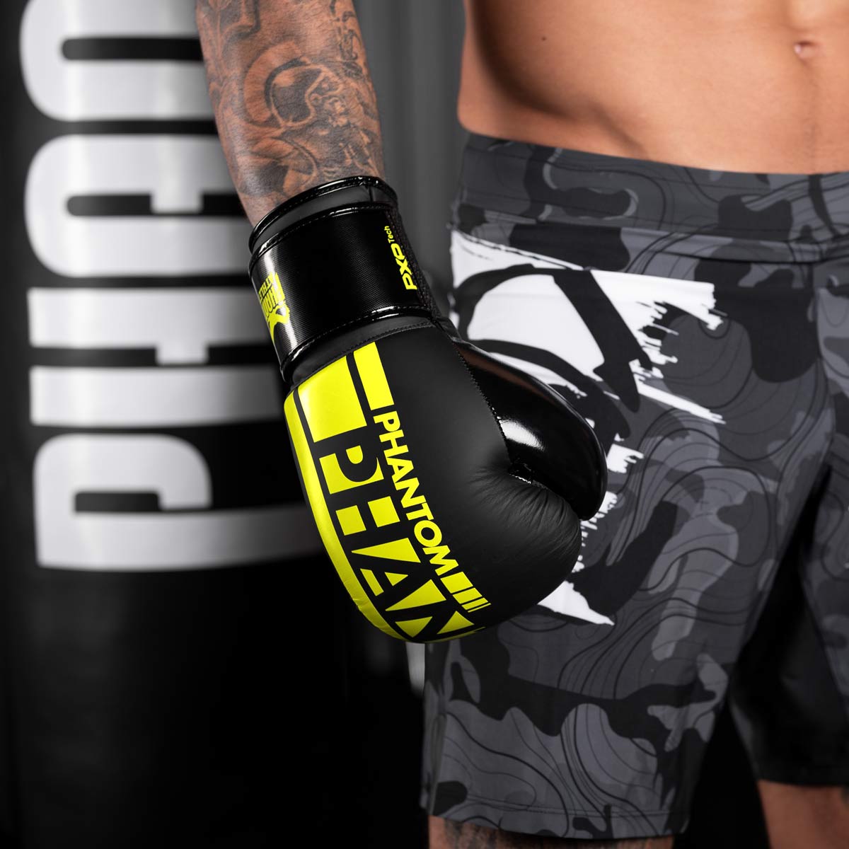 Die Phantom Apex Elastic Boxhandschuhe in Neongelb beim Boxtraining