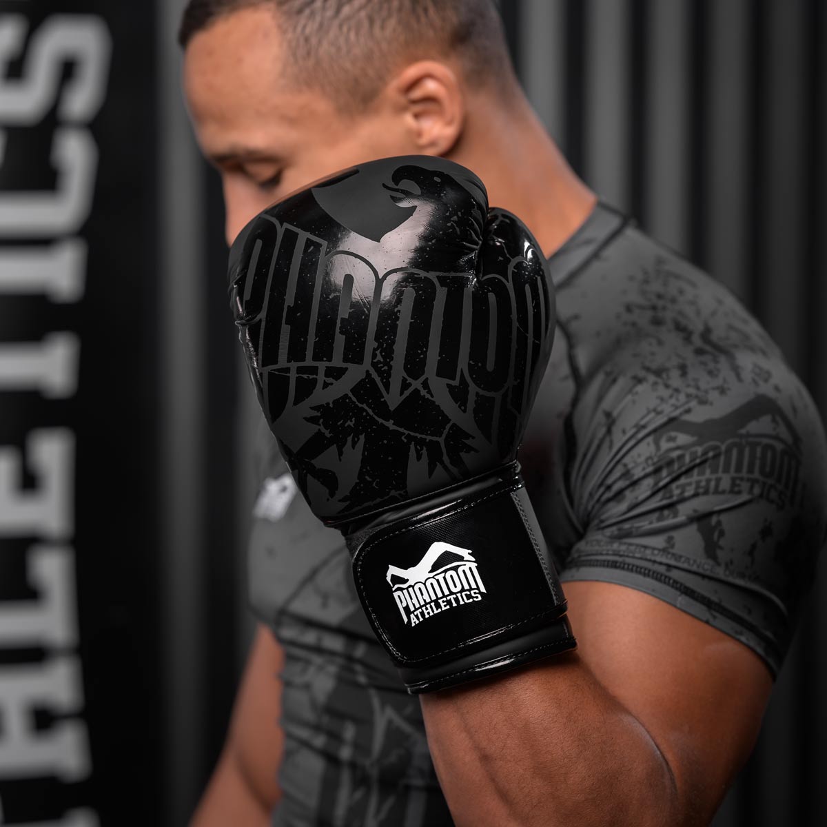 MMA Fighter Karan Mosebach mit den Phantom German Eagle Boxhandschuhen in Schwarz.