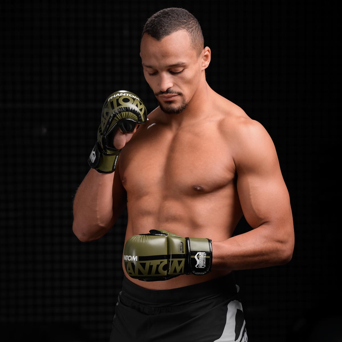 Karan Mosebach mit den Phantom MMA Sparringshandschuhen APEX in Army Grün