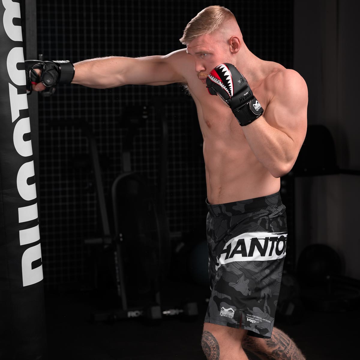 Kickbox Champ beim Sandsack Training mit den Phantom Fight Squad Sparring Handschuhen