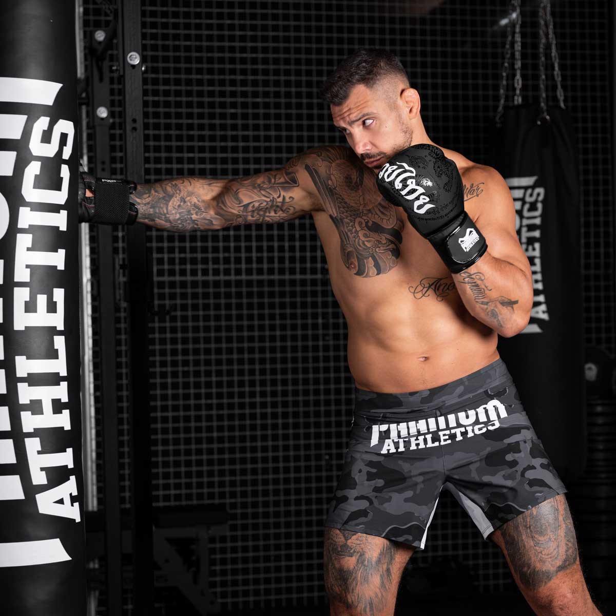 UFC Fighter Aleks Rakic mit den Phantom Muay Thai Boxhandschuhen