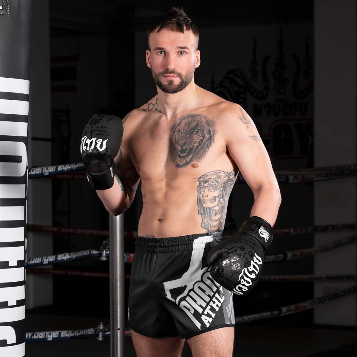 Muay Thai Profi mit den Phantom Thaiboxing Boxhandschuhen