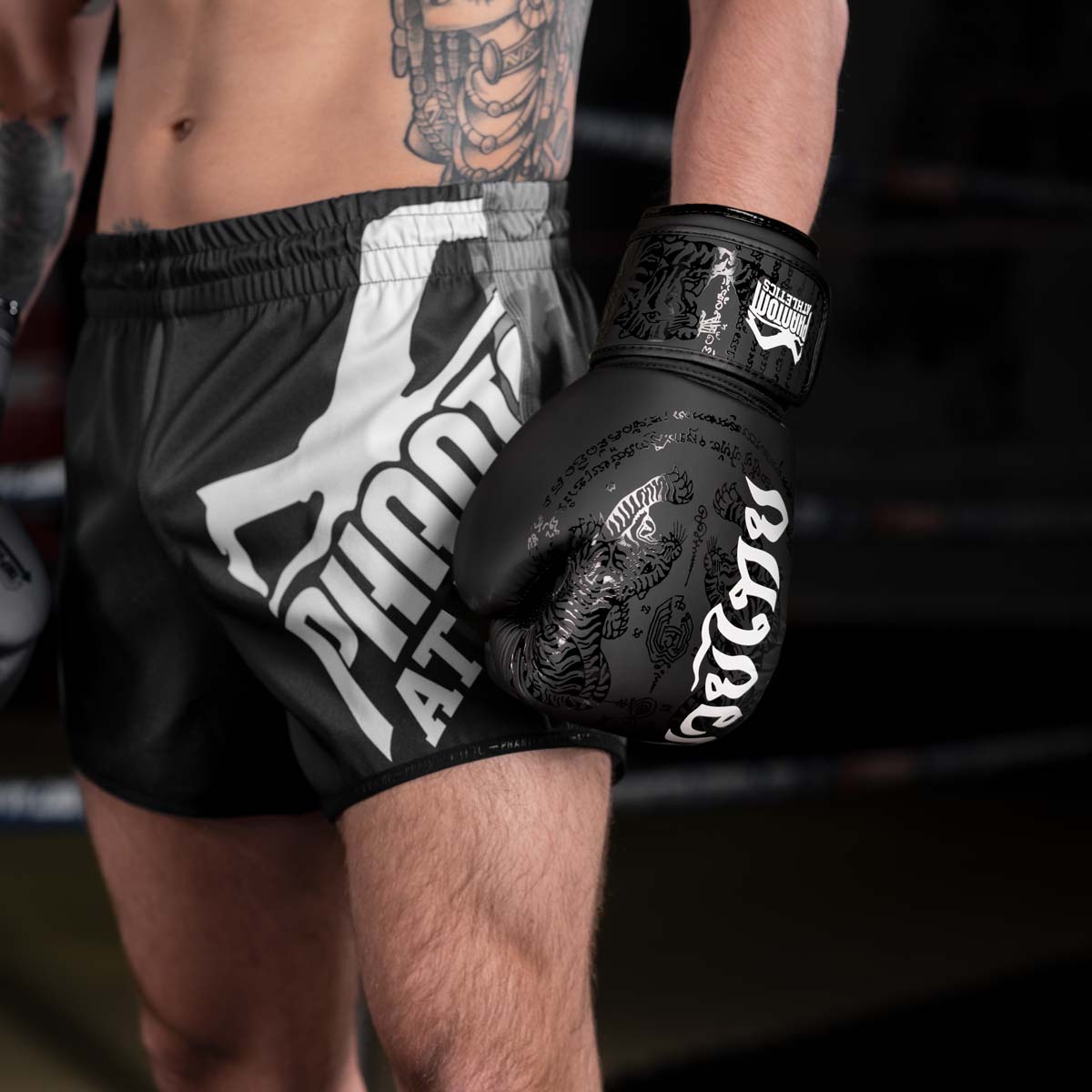 Muay Thai Profi mit den Phantom Muay Thai Boxhandschuhen