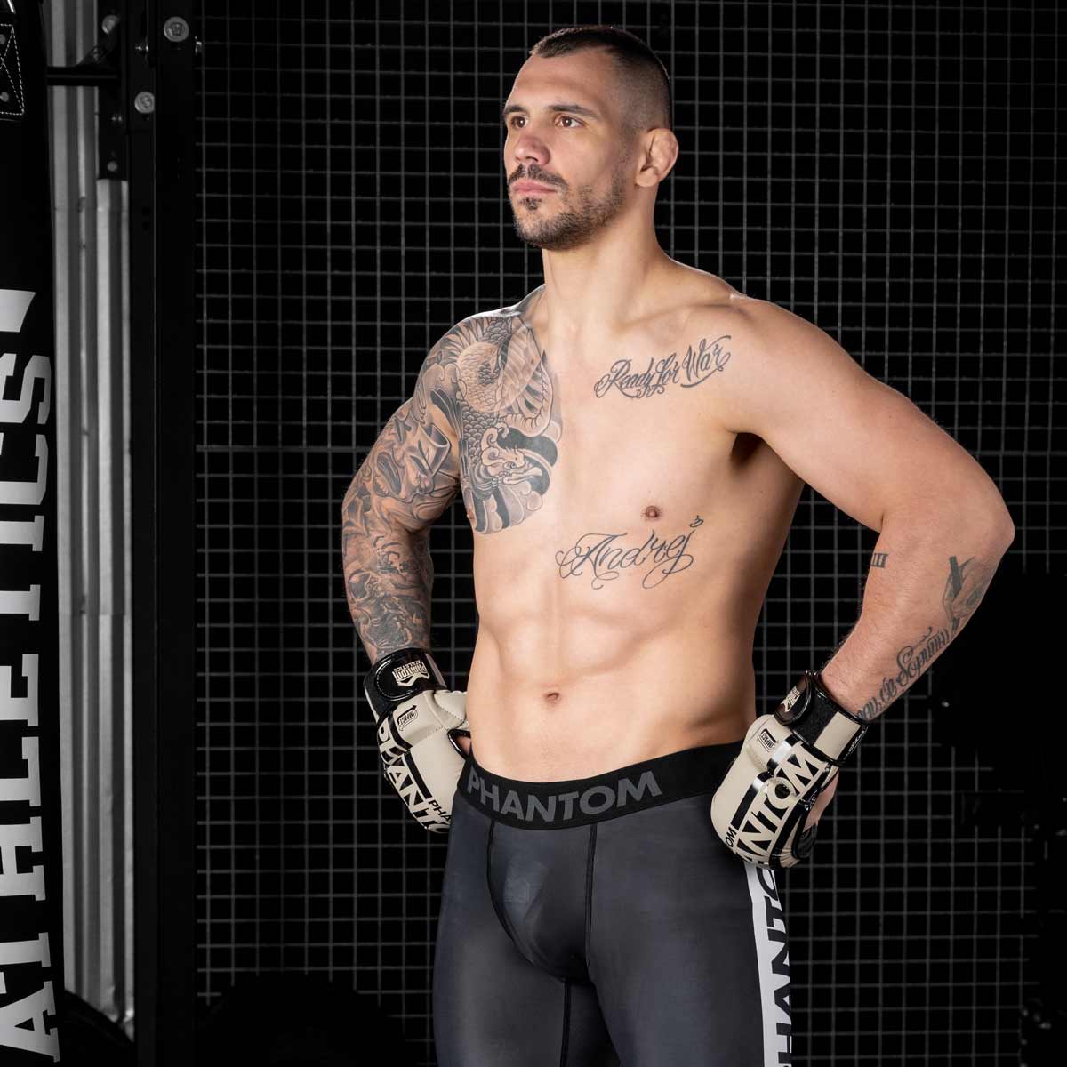 Aleks Rakic mit den Phantom MMA Handschuhen in Sand und der Phantom APEX Fightshorts im Gym beim MMA Training