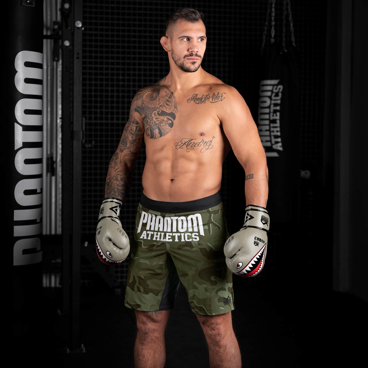 UFC Fighter Aleks Rakic mit den Phantom Apex Fight Squad Boxhandschuhen im Gym beim MMA Training.