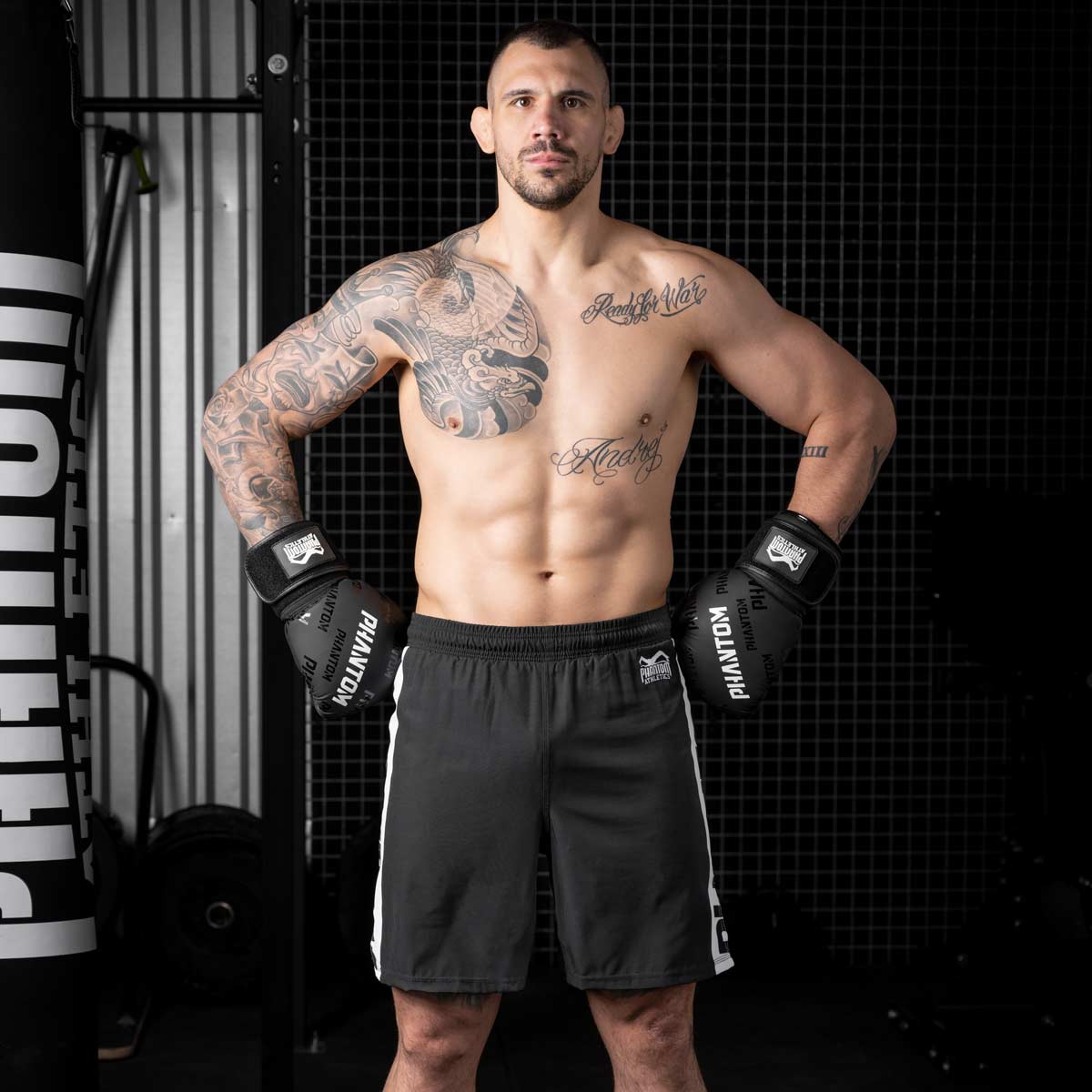 UFC Fighter Aleks Rakic mit der Phantom APEX MMA Fightshorts in Schwarz im Gym beim Training.