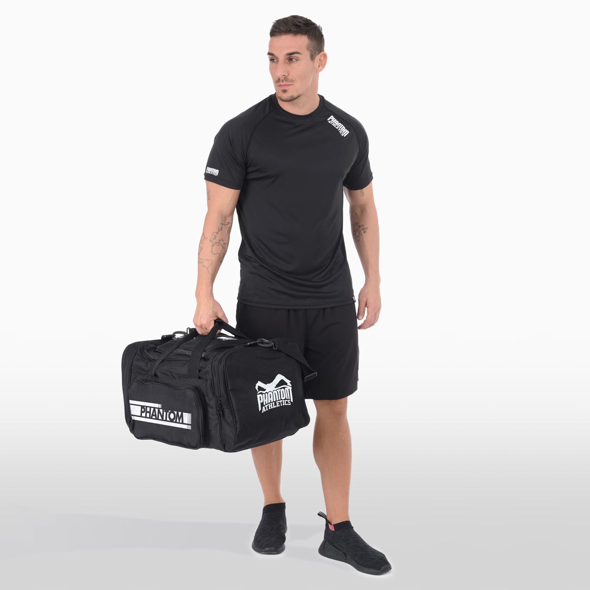 Fighter auf dem Weg ins Gym mit der Phantom Tactic APEX Trainingstasche