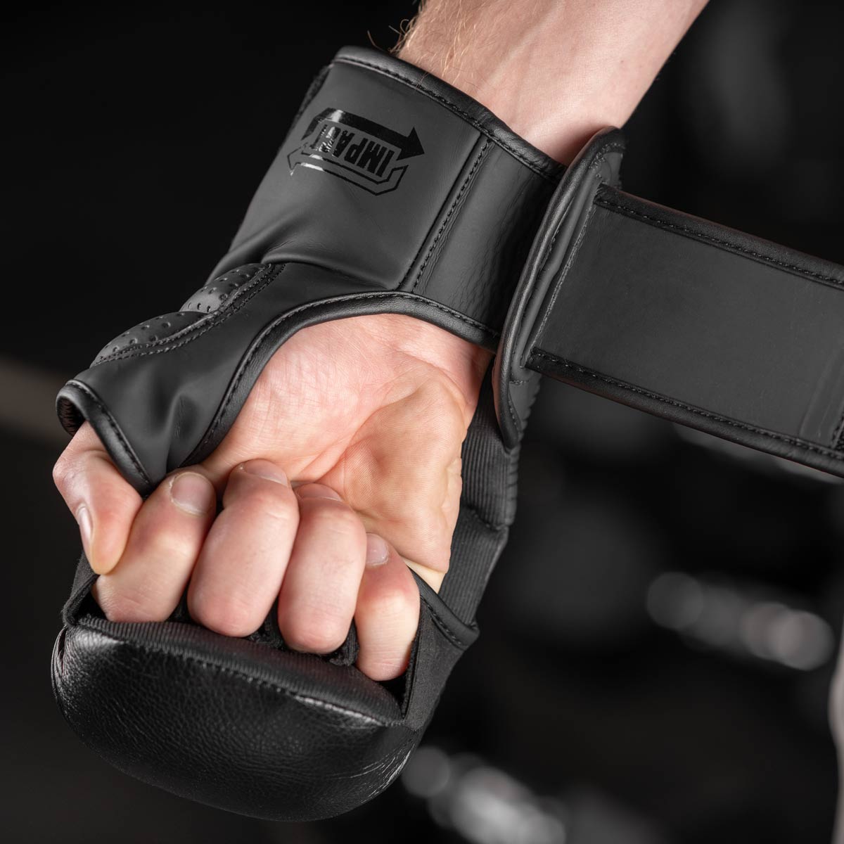 Die Phantom RIOT PRO MMA Sparringshandschuhe. Ideal für dein Kampfsport Training und Amateur Wettkämpfe. Die hochwertigsten und sichersten MMA Handschuhe auf dem Markt.  Perfekte Passform und überragende Qualität für Training und Sparring. Ein langer Klettverschluss mit speziellem Verschlusssystem sorgt für eine perfekte Stabilisation des Handgelenks.