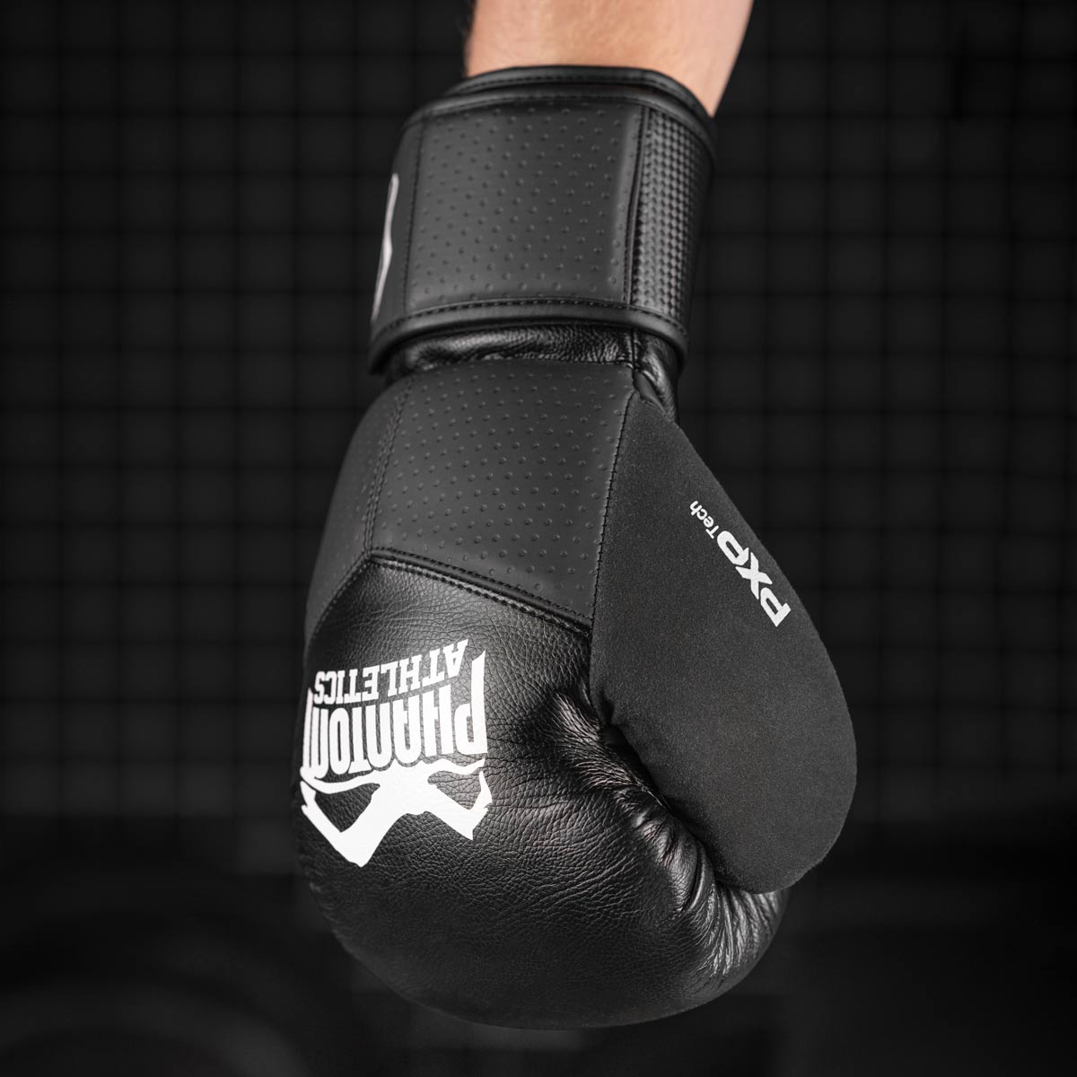 Die Phantom RIOT PRO Boxhandschuhe. Ideal für dein Kampfsport Training und Wettkämpfe. Perfekte Passform und überragende Qualität für Training und Sparring. Die Phantom RIOT Pro Boxhandschuhe eignen sich für fortgeschrittene Fighter und Profis.