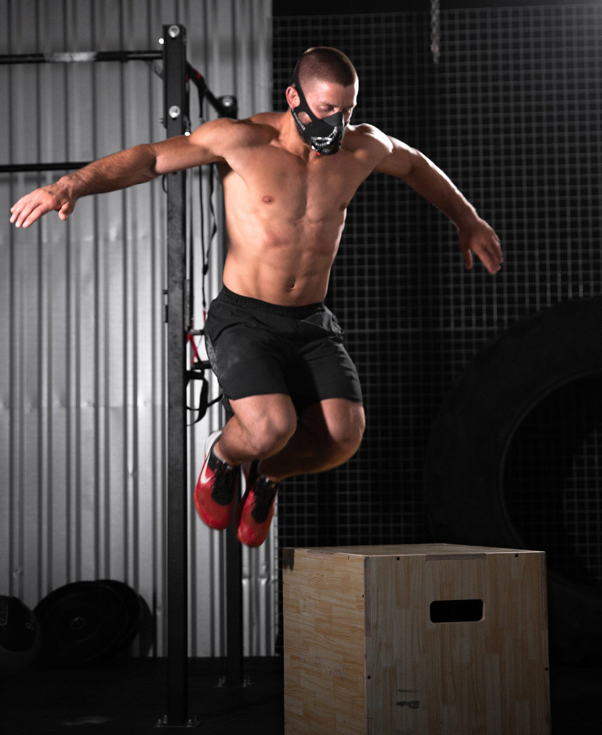 Crossfit Boxjumps mit der Phantom Trainingsmaske und der Phantom Tactic Trainings Shorts