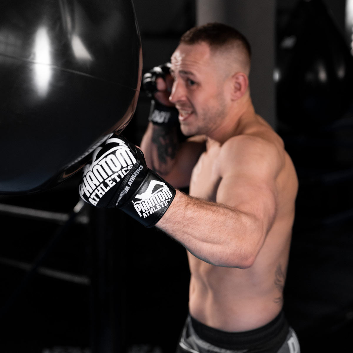 GMC und PFL Fighter Anatolij Baal trainiert mit den Phantom Blackout MMA Handschuhen am Phantom Hydro Boxsack und schlägt einen Upper Cut