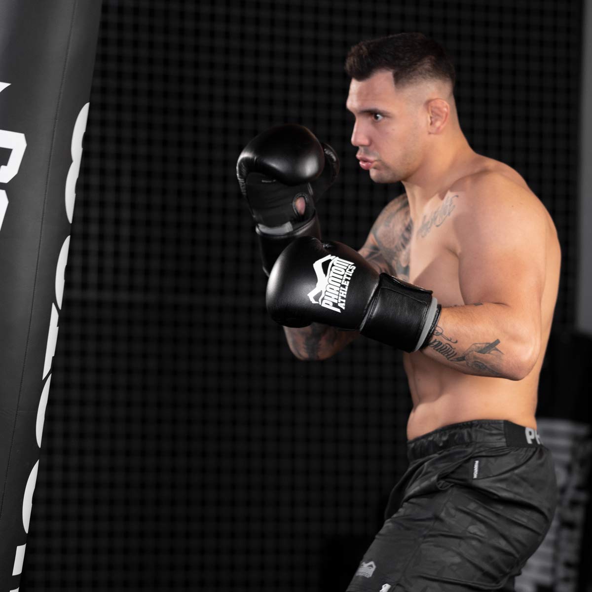 UFC Fighter Aleks Rakic mit den Phantom Elite ATF Boxhandschuhen beim Training am Sandsack.