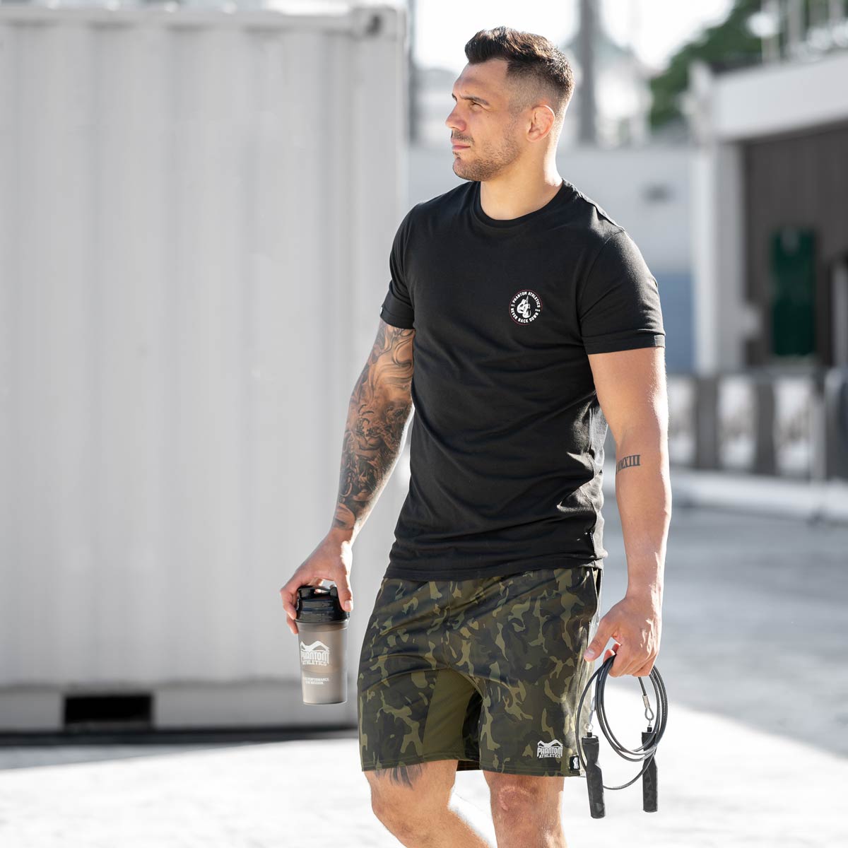 UFC Fighter Aleks Rakic beim Training mit dem Phantom Athletics Shaker