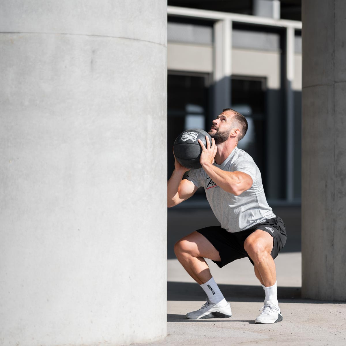 Crossfit Athlet Chris Körner beim Wallball Training mit der Phantom Tactic Training Shorts und dem Phantom Trainingsball