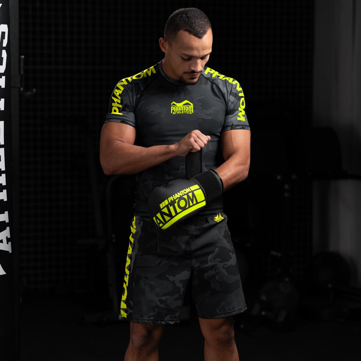 MMA Fighter Karan Mosebach mit den Neongelben Phantom Elastic Boxhandschuhen vor dem Training