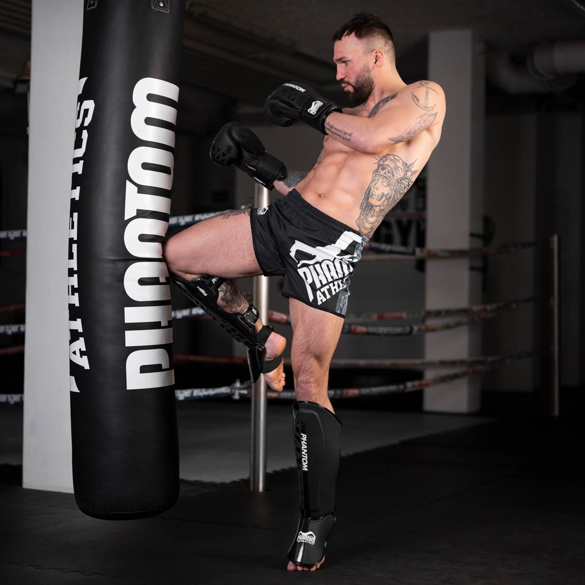 Muay Thai Profi beim Kniestoß im Thaiboxtraining mit den Phantom Apex Boxhandschuhen