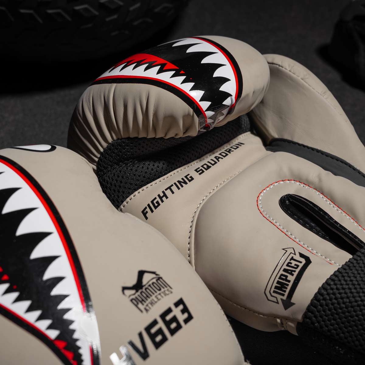 Die Phantom Apex Fight Squad Boxhandschuhe in Sand im Detail. Ein Mesh Einsatz an der Handinnenfläche sorgt für gute Belüftung und weniger Schweiß im Training. 