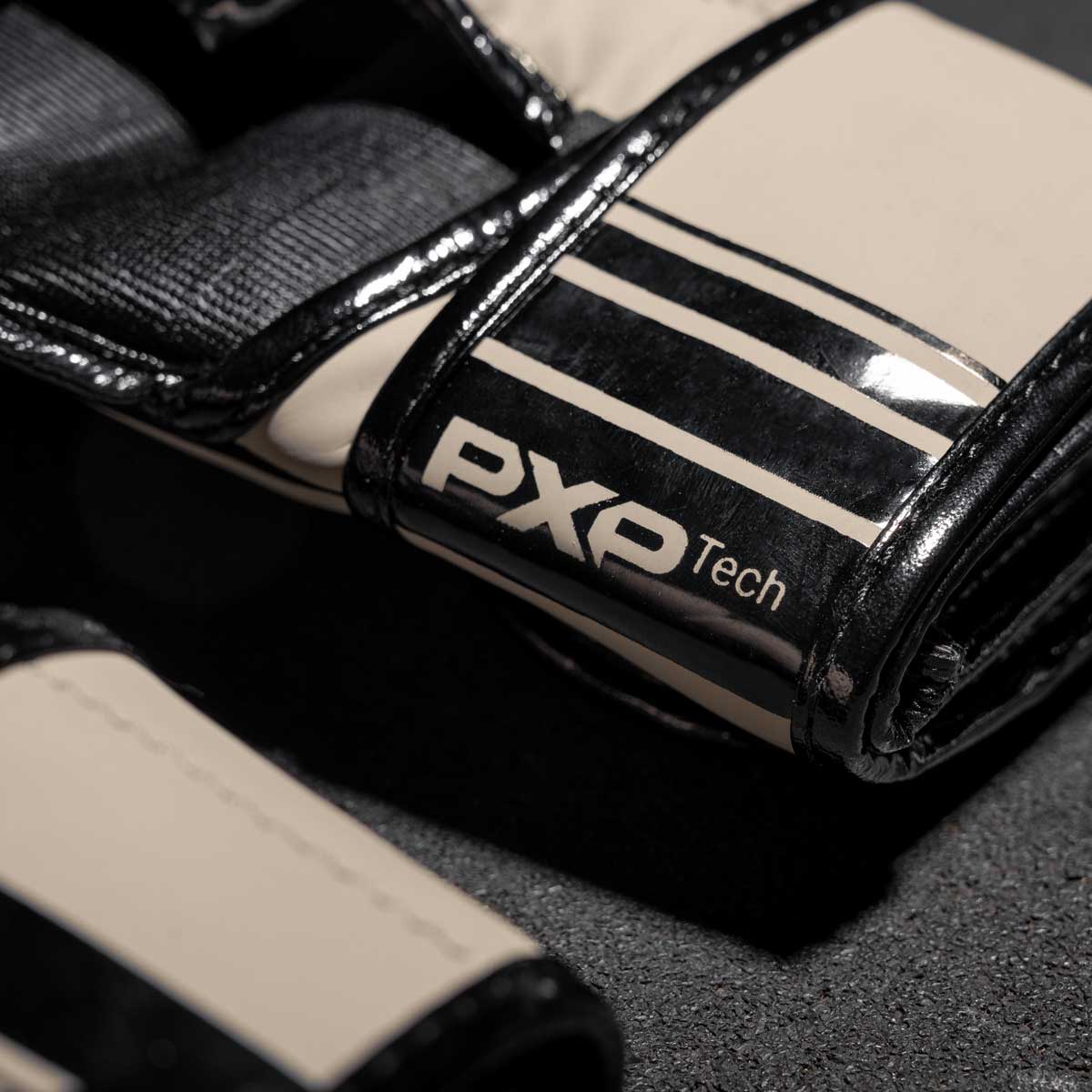 Der Druck der Phantom MMA Handschuhe im Detail