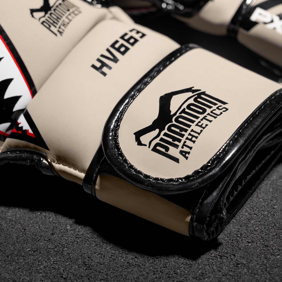 Der Print auf den Phantom MMA Sparring Handschuhen Fight Squad im Detail