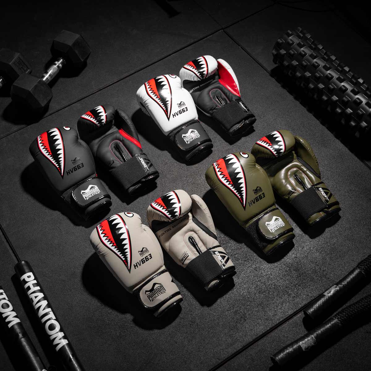 Die Phantom Apex Fightsquad Boxhandschuhe gibt es in mehreren Farben darunter Schwarz, Weiss, Sand und Army Grün.