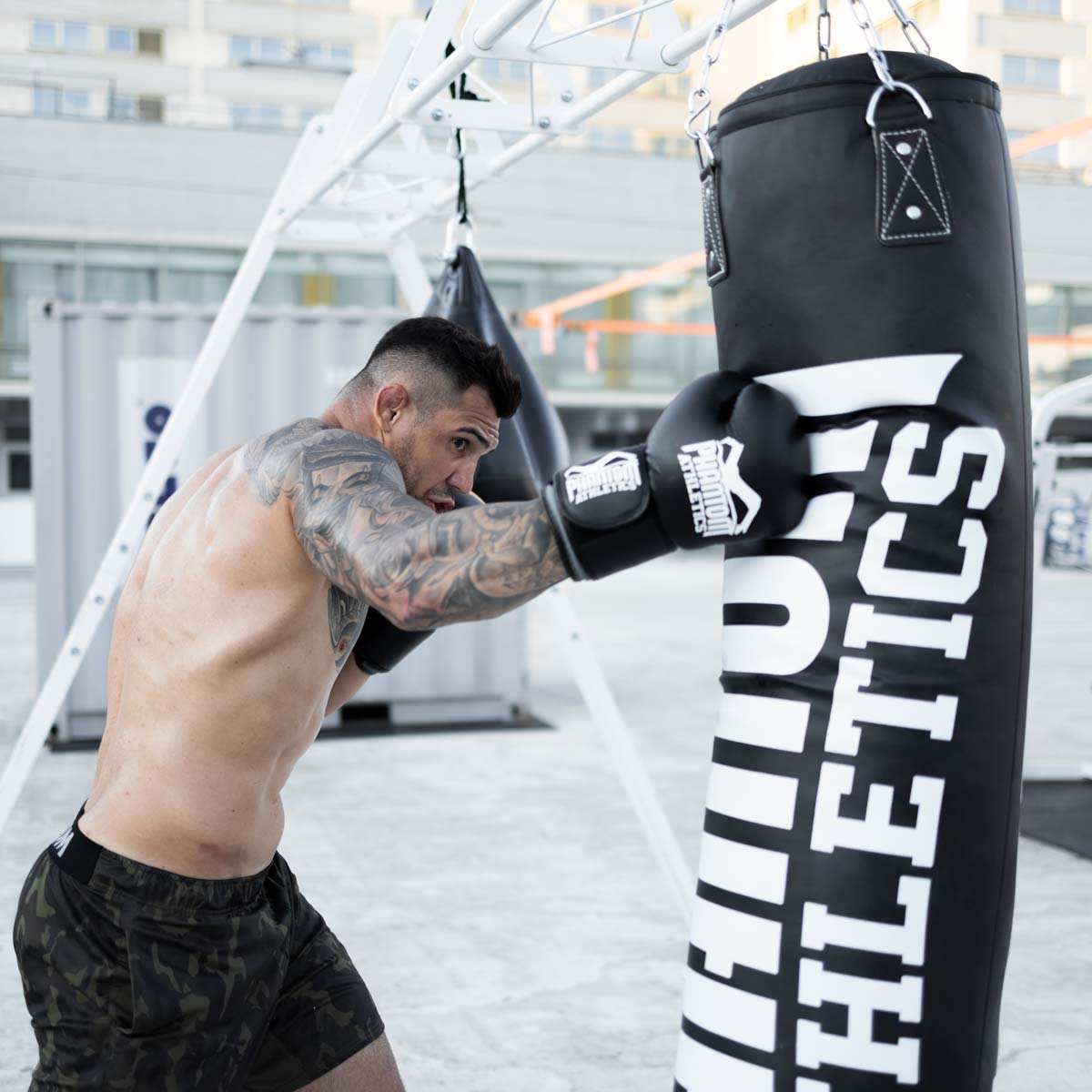 UFC Fighter Aleks Rakic Boxtraining am Phantom High Performance Sandsack