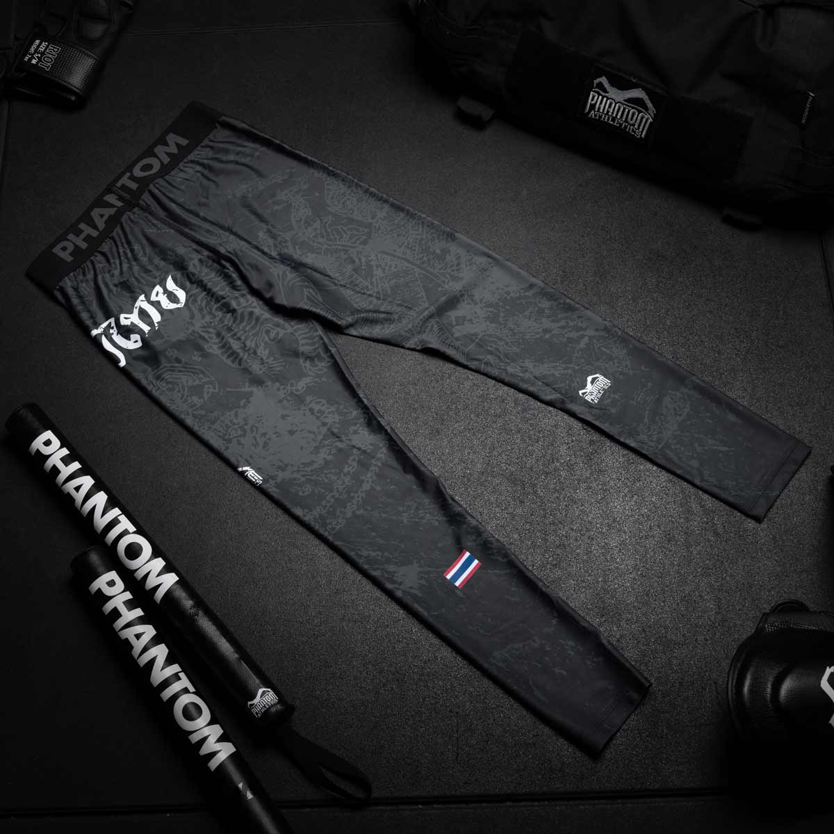 Phantom Compression Tights im Muay Thai Design für Kampfsport Training und Wettkampf. Mit thailändischem Design und Sak Yant Grafiken. Hochwertiger Sublimationsdruck für eine lange Haltbarkeit. 