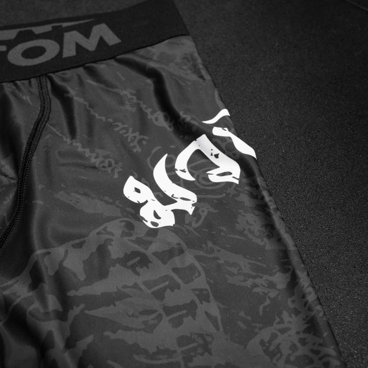 Phantom Compression Tights im Muay Thai Design für Kampfsport Training und Wettkampf. Mit thailändischem Design und Sak Yant Grafiken.