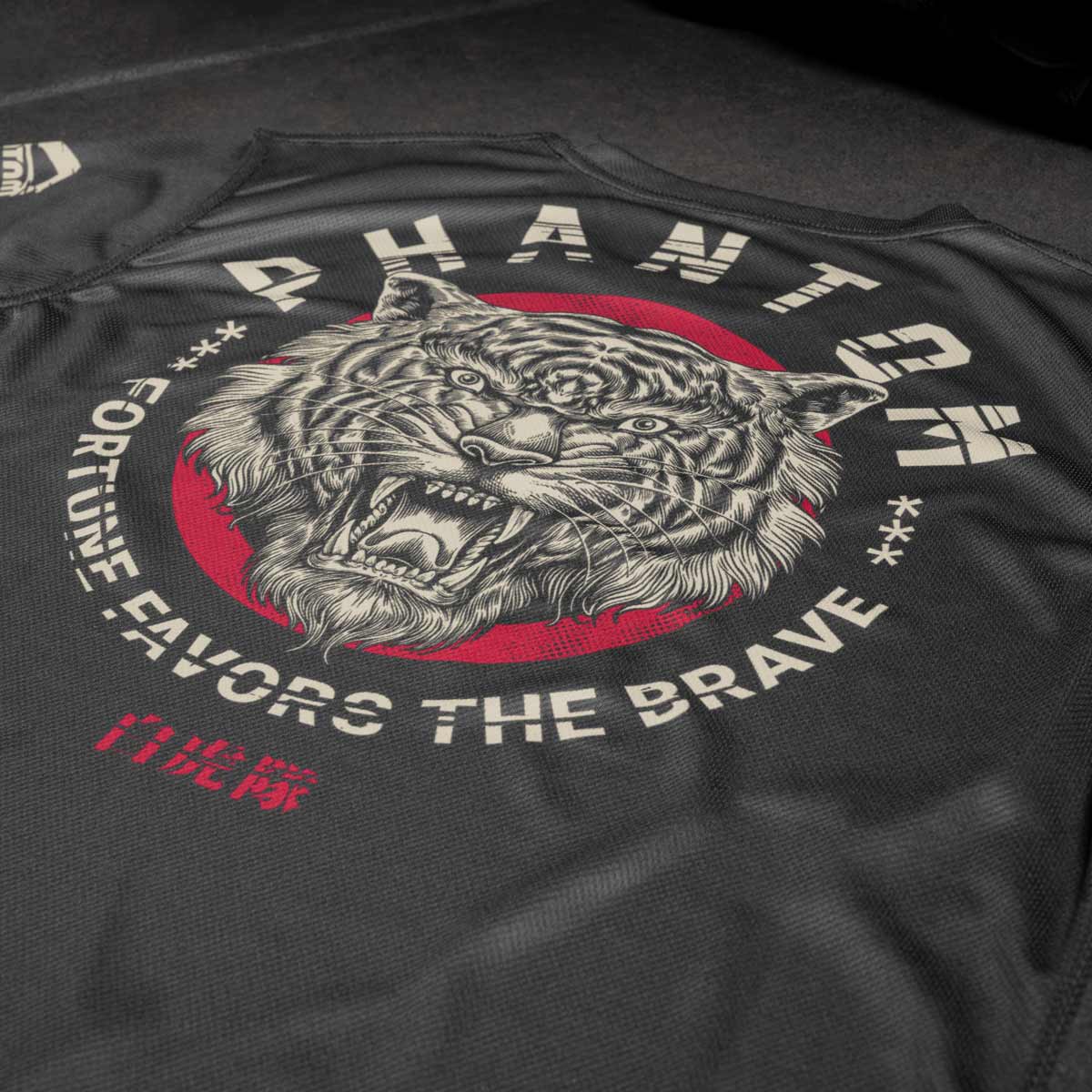 Das Phantom EVO Trainingsshirt für deinen Kampfsport. Atmungsaktiv und funktional. Ideal für MMA, BJJ oder Muay Thai. Im limitierten Tiger Unit Design.