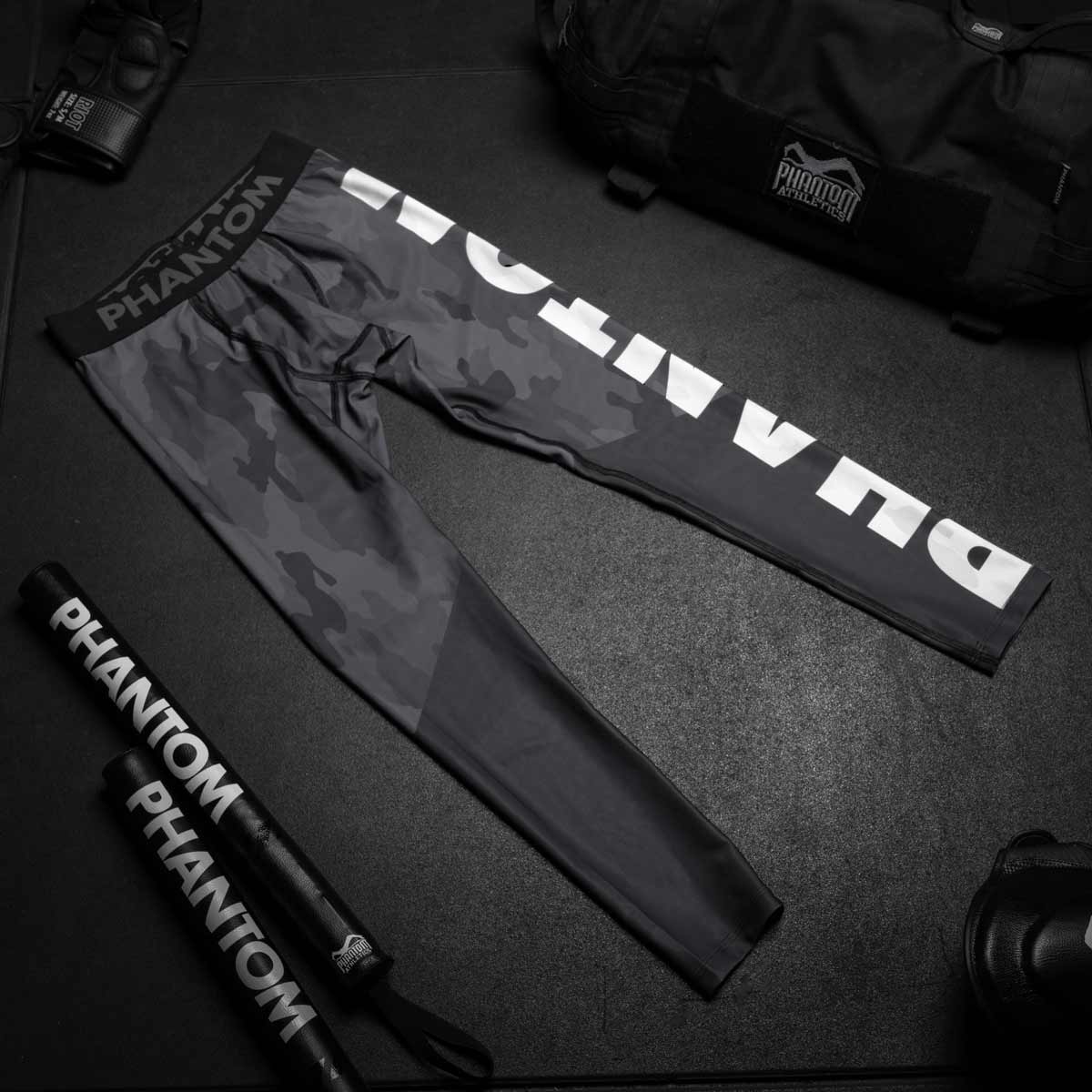 Phantom Compression Tights im Camo Design für Kampfsport Training und Wettkampf. Ideal auf der Matte beim Ringen, Grappling, BJJ oder auch im MMA. Mit hochwertigem Sublimationsdruck.