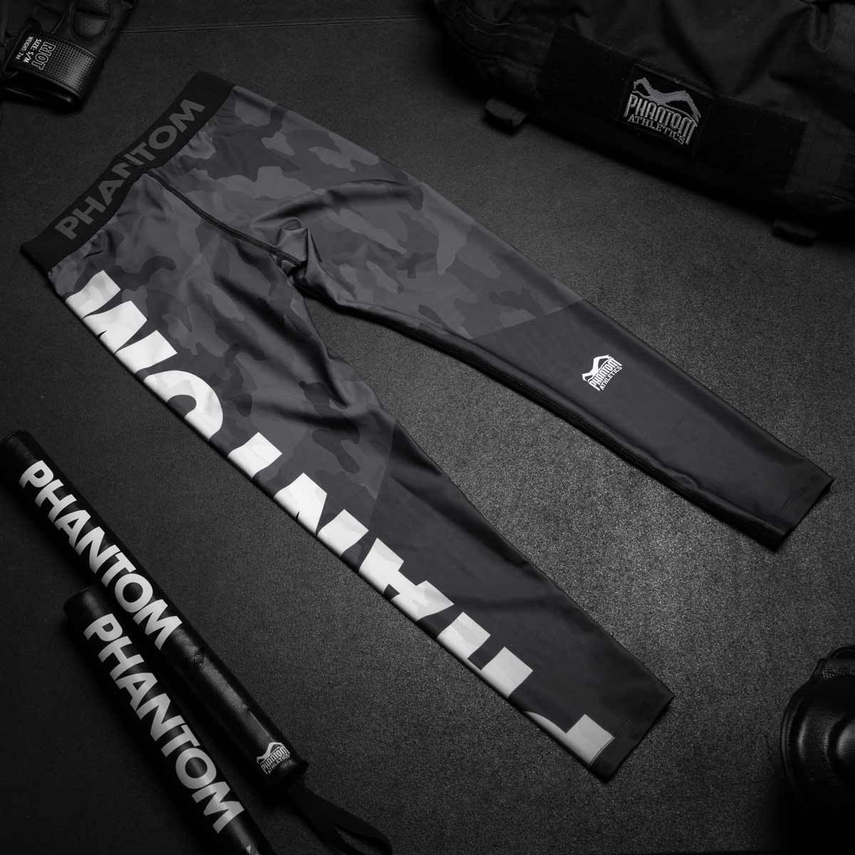 Phantom Compression Tights im Camo Design für Kampfsport Training und Wettkampf. Ideal auf der Matte beim Ringen, Grappling, BJJ oder auch im MMA. Schwarz/Grauer Camo Print für einen cleanen Look.