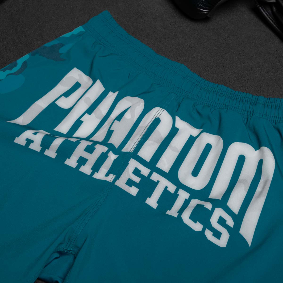 Phantom EVO MMA Fightshorts. Im Warfare Design mit navy blauen Camo Elementen. Ultimative Passform, Tragekomfort und Reißfestigkeit für deinen Kampfsport.  