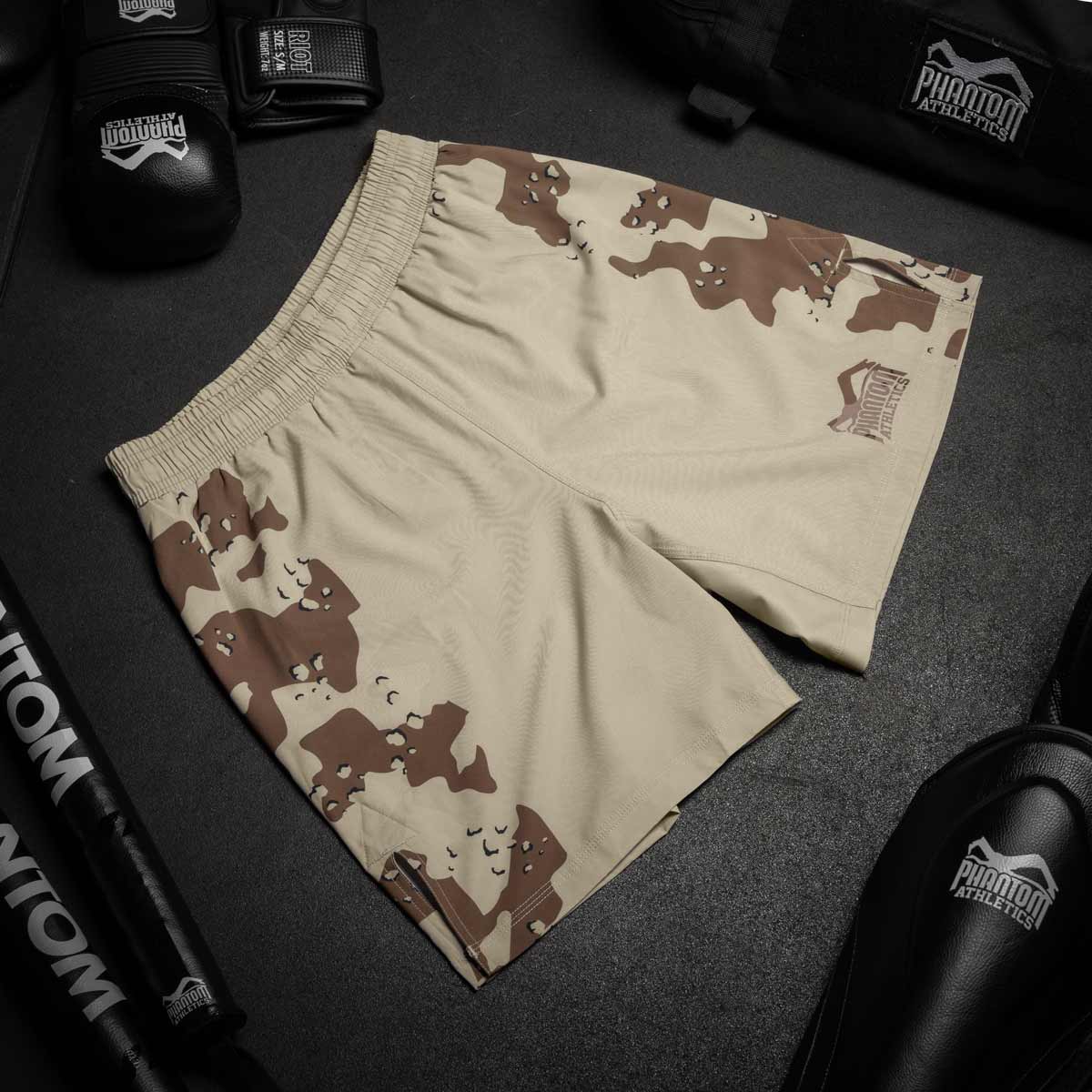 Phantom EVO MMA Fightshorts. Im Warfare Design mit Desert Sand Camo Elementen. High-Tech Fightshorts für deinen Kampfsport in hochwertiger Qualität und mit maximalem Tragekomfort. 