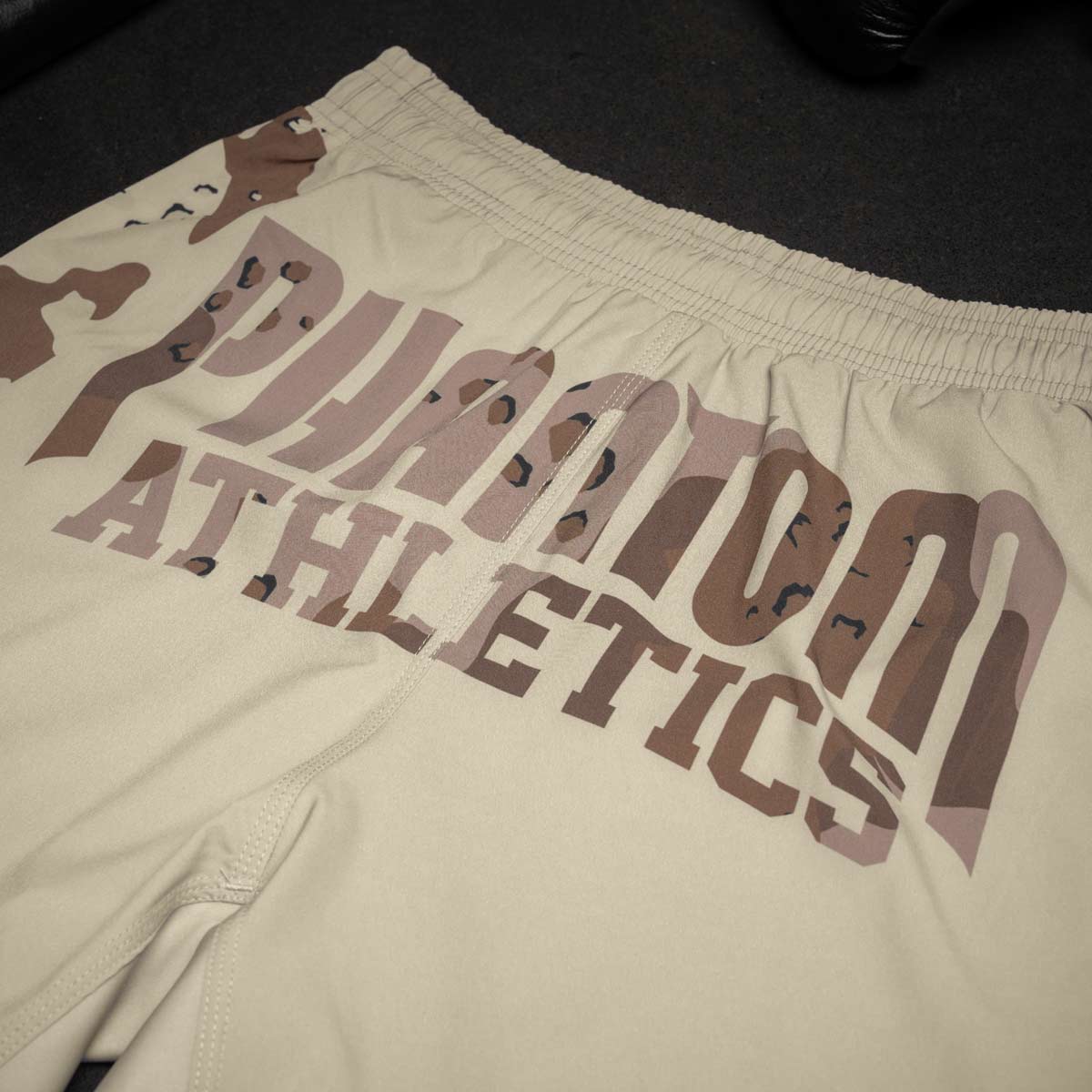 Phantom EVO MMA Fightshorts. Im Warfare Design mit Desert Sand Camo Elementen. High-Tech Fightshorts für deinen Kampfsport in hochwertiger Qualität und mit maximalem Tragekomfort. 