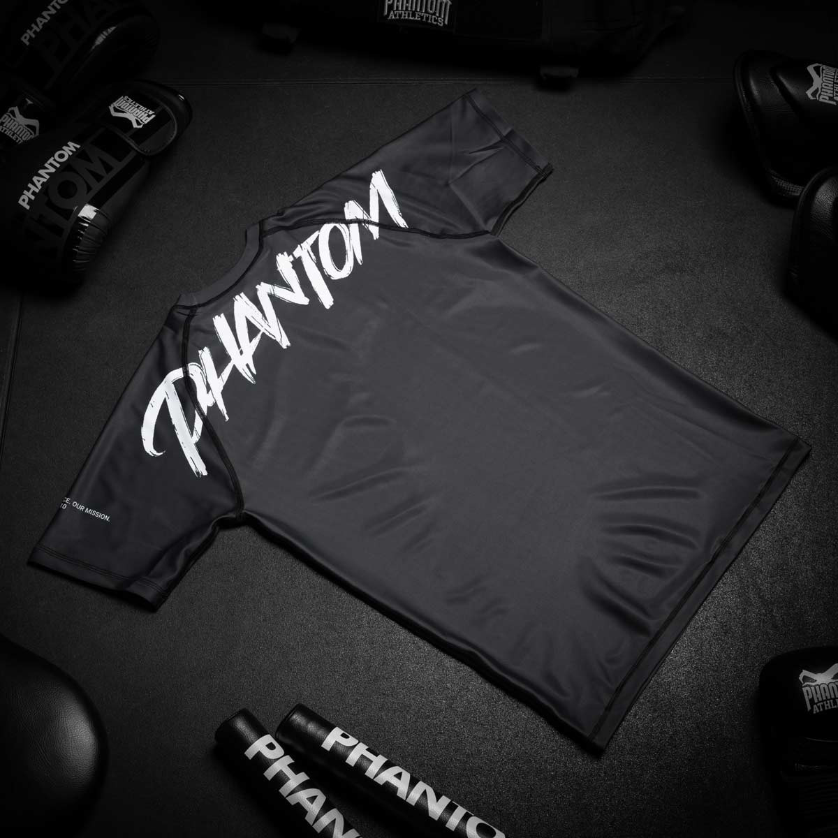 Phantom Ruthless MMA Rashguard für BJJ und Grappling mit großem PHANTOM Schriftzug über den Schultern. 